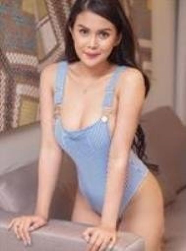 Lots of kissing and cuddling with Singapore asian escort JUICY APPLE