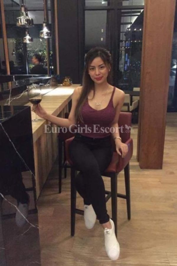 Singapore escort girl Mae available for hot sex